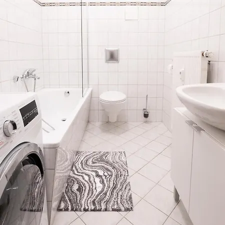 Huebschmann, App 109 Apartment *